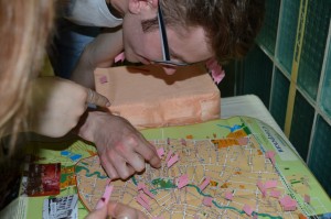 Посетители с увлечением изучают карту и ищут свою улицу