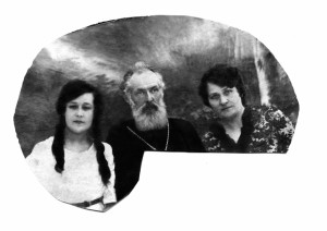 Священник Ф.М. Белоусов с женой и дочерью. Ст. Северская. Фото 1930-х гг.