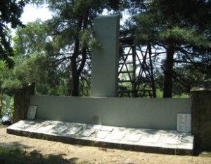 Захоронение воинов-освободителей на станичном кладбище в ст. Азовской.