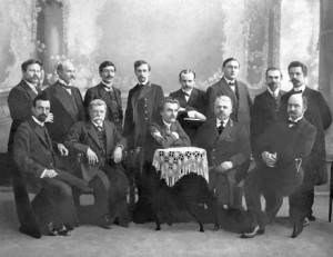 Члены Кубанского фотографического общества  в гостях у фотографа А.И. Савенко. Фото 1912 года.