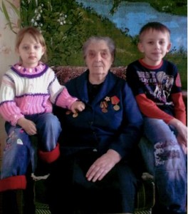 Якушина (Томилина) Анна Ивановна с правнуками. 