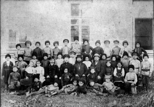 Ученики станичной школы вместе с священником Николаем Лещенко (предположительно). Ст. Мингрельская. Фото 12 мая 1913 г. 