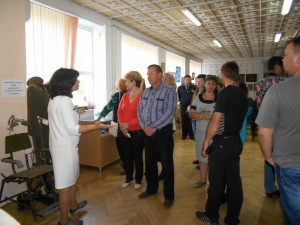 Директор музея Нина Решетова проводит экскурсию по выставке