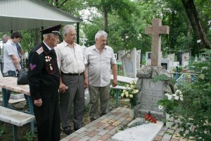 У могилы Г.М. Волика. Фото с официального сайта газеты "Зори".