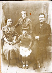Священник М.Соболев с женой и дочерьми. 1930-е. 
